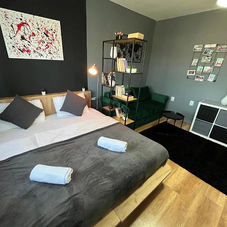 Mickitos City Center Apartment Скопие Екстериор снимка