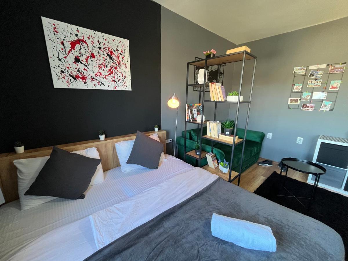 Mickitos City Center Apartment Скопие Екстериор снимка